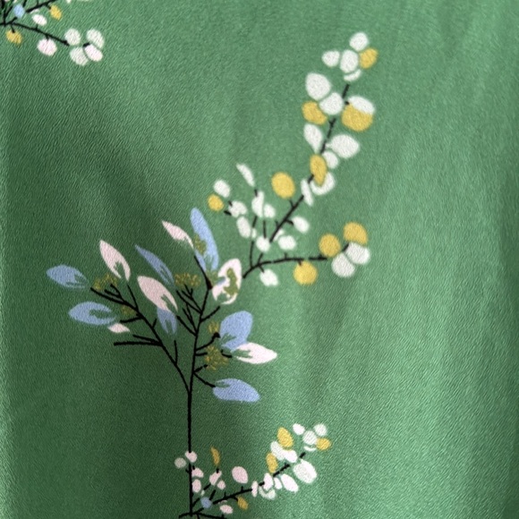 Lightweight blouse perfect for transition time of year - Picture 3 of 3